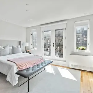 Apartment Luxe Studio With Charming Juliet Balcony, New York